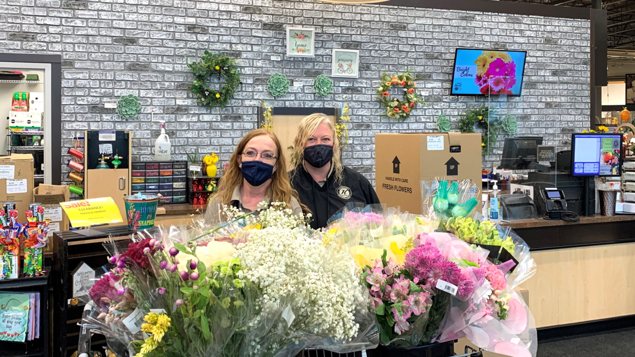 Hornbachers Azool floral employees_women wearing facemasks standing behind flowers at a grocery store